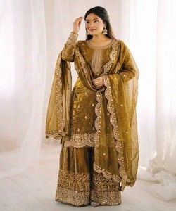 Conjunto de Diseñador Fendi: Top de Seda con Bordado y Lentejuelas, Pantalón Palazzo y Dupatta, Ropa Festiva, Precio al por Mayor, Prenda Étnica Dorada - Product Image 1