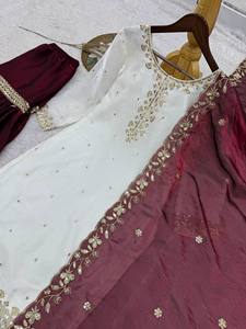 Ensemble de 3 pièces élégantes comprenant un top, un lehenga-choli et un dupatta, avec de magnifiques broderies et des détails en sequins, idéal pour les fêtes. - Product Image 4