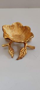 Bandeja Decorativa de Lujo en Forma de Flor Dorada de Metal - Product Image 6