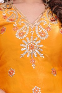Conjunto de Kurti Corto Amarillo Bordado con Sharara y Dupatta con Dobladillo Festoneado, Traje Especial para Haldi - Product Image 6