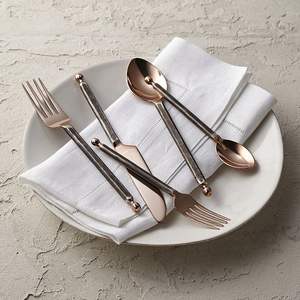 Juego de cubiertos de acero inoxidable diseñado para la cocina del hogar, incluye cucharas, tenedores y cuchillos con superficie pulida. - Product Image 3