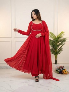 Robe longue en georgette de renard, fabriquée en Inde, élégante, avec dupatta et pantalon, collection de vêtements de soirée à broderies lourdes, en vente. - Product Image 2