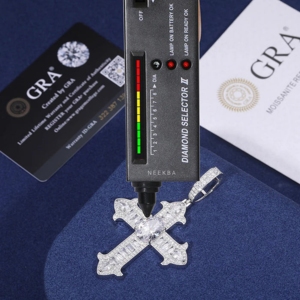 Pendentif Croix Royale Moissanite Iced Out - Bijou Chrétien Artisanal, Pendentif Croix Moissanite en Argent Sterling 925 - Product Image 6