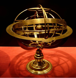 Esfera armilar decorativa grande de latón con globo solar central y base de pedestal giratoria, disponible a precios de mayorista. - Product Image 1