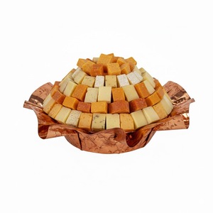 Plateau de service rectangulaire en aluminium argenté, artisanal et luxueux, avec poignées décoratives en forme de feuille, pour chocolats et fêtes. - Product Image 3