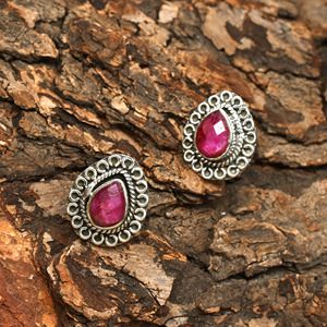 Boucles d'oreilles clous en argent sterling 925 avec rubis naturel en forme de poire, bijoux en argent faits à la main avec pierres précieuses, fournisseur en gros - Product Image 3