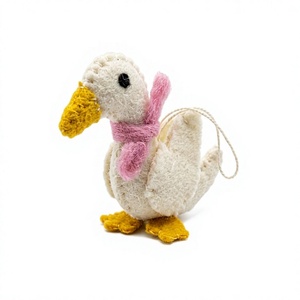 Ornement de Noël en feutre artisanal écologique, petit oiseau canard traditionnel avec écharpe rose, décoration murale pour sapin de Noël, mignon oiseau - Product Image 3