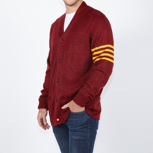 Cardigan en acrylique tricoté pour homme, couleur bordeaux avec manches à rayures jaunes, fermeture boutonnée, style universitaire, pour homme et femme - Product Image 3