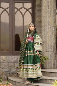 Exquisito vestido de novia tribal afgano Kuchi, ricamente bordado en verde esmeralda y rojo granate con adornos de monedas tradicionales. - Product Image 2