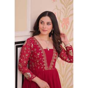 Robe de bal longue avec embellissements en cristaux, perles et plumes - Product Image 1