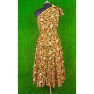 Robe midi en coton imprimé floral faite à la main pour femmes, épaule dénudée d'un côté avec décoration en dentelle, style doux pour les mariages et les tenues décontractées - Product Image 6