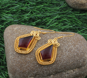 Boucles d'oreilles pendantes en lapis-lazuli naturel, enroulées autour d'un fil, avec crochet en argent sterling 925, bijoux faits à la main de luxe pour femmes - Product Image 3