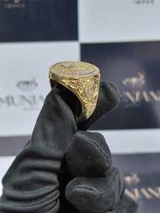 แหวนตราสัญลักษณ์ดีไซเนอร์ เครสต์  แหวนค็อกเทลเงินแท้ 925 ประดับมอสซาไนต์ - Product Image 2