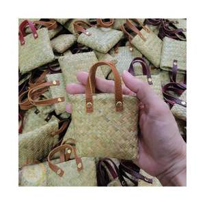 Llavero de hierba tejida en miniatura, material de hierba natural para regalo y decoración, Vietnam - Product Image 6