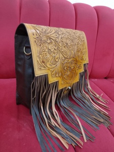 Sac bandoulière unisexe en cuir de vachette occidental, motif floral solitaire gravé à la main, 20-36L, étanche, antivol, en stock - Product Image 3