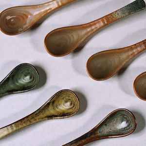 Cuillères à soupe en céramique de style japonais avec longues poignées, cuillères à riz créatives et de haute qualité, vaisselle pour la maison et les hôtels par UO - Product Image 3