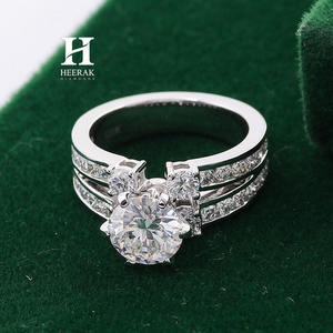 Bague de fiançailles solitaire en or blanc massif avec diamant rond, double anneau et tige architecturale fendue pour femme - Product Image 4