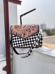 Bolso de Hombro de Cuero con Diseño Único, Tallado a Mano, Estilo Bohemio Gitano, Hecho a Mano, con Patrón de Damas de Invierno - Product Image 2