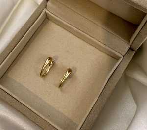 Pendientes de aro gruesos minimalistas de oro macizo de 14K y 18K personalizados, modernos para uso diario, delicados y elegantes, tipo Huggies para mujer, del fabricante. - Product Image 5