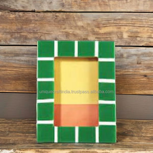 Marco de Fotos de Madera Hecho a Mano con Incrustaciones de Resina Verde, Decoración Geométrica Moderna para el Hogar - Product Image 1