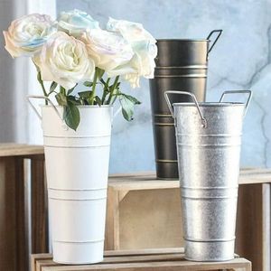 Ensemble de seaux à fleurs en métal style ferme, accent décoratif rustique pour un charme campagnard charmant - Product Image 1