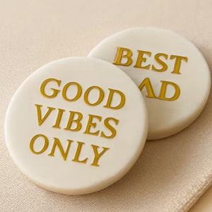 Posavasos 'Solo Vibraciones Positivas, El Mejor Papá' con Letras Doradas sobre Mármol Blanco, Estilo Clásico, Ecológico, para un Ambiente Positivo en el Hogar - Product Image 1