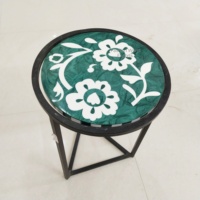 Table basse artisanale en résine époxy verte, motif floral botanique blanc, fond à tourbillons profonds, écologique et décorative