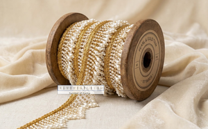 Encaje de lujo con ribete trenzado en zig-zag color crema dorado, con borlas de perlas vibrantes y flecos de cuentas grandes para diseños de lehenga y vestidos de lujo. - Product Image 5