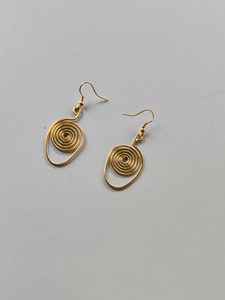 Boucles d'oreilles en fil de laiton de qualité supérieure pour femmes, style léger et tendance pour la mode quotidienne et les voyages, disponibles à la vente - Product Image 2