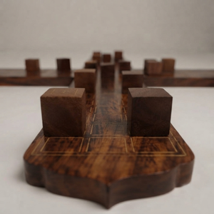 Juego de mesa Ludo de madera hecho a mano con un intrincado diseño de cruces y piezas a juego para disfrute familiar y estrategia - Product Image 5