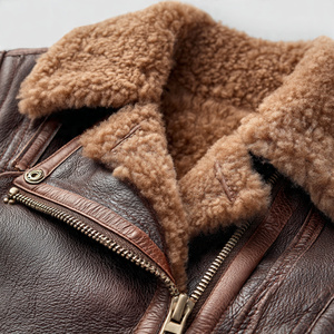 Veste en cuir et fourrure de haute qualité, très élégante et stylée pour femmes - Product Image 5