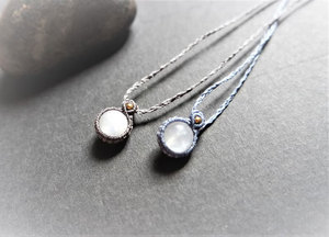 จี้ผีเสื้อแบบมินิมอลทำจากทองแดงและควอตซ์ พร้อมเชือกถักมาคราเม่สีฟ้า ชมพู และครีม สร้อยคอทำมือสำหรับโอกาสพิเศษ เช่น วันครบรอบ - Product Image 3