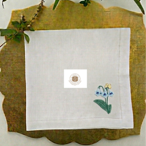 Serviette en lin avec broderie de mignonnes fleurs bleues, qui apportent un charme romantique délicat à la dégustation du thé. - Product Image 1