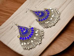 Boucles d'oreilles chandelier tribales afghanes élaborées, ornées de cascades de pièces de monnaie à trois niveaux, de montures en pierre turquoise polie et de détails complexes - Product Image 5