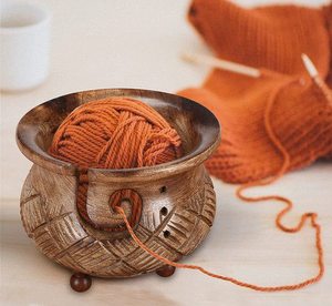 Cuenco de madera hecho a mano para guardar hilo con patrón tallado y orificios para los pies, soporte en espiral para tejer y ganchillo, organizador de hilo. - Product Image 2