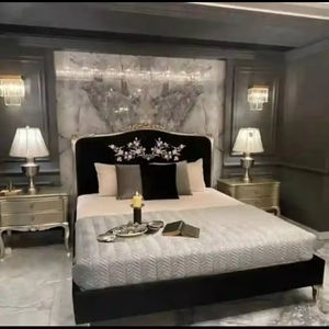 เฟอร์นิเจอร์คุณภาพสูงสุดพร้อมดีไซน์ที่วางเท้า หรูหรา แกะสลักด้วยมือ โครงเตียงคิงไซส์ไม้เนื้อแข็ง ทำด้วยมือ สำหรับห้องนอน - Product Image 1