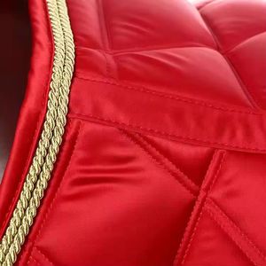 Tapis de selle de dressage matelassé rouge avec bordure dorée, doublure en satin polyester, pour compétition d'équitation - Product Image 5