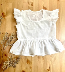 Ensemble de décoration supérieure blanche pur maman & Me, avec dentelle sur manches, petites fleurs, fabriqué avec tissu en coton doux - Product Image 4