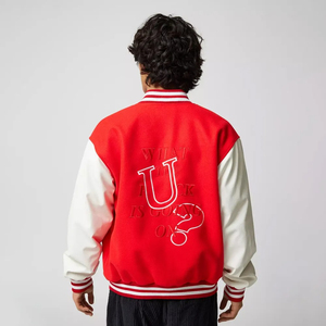 แจ็คเก็ตหนังแท้สไตล์ Letterman สำหรับผู้ชาย ทำจากผ้าขนสัตว์ ตกแต่งด้วยโลโก้ปักสีแดง ป้าย และแถบสีดำ - Product Image 5