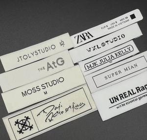 Etiquetas de Tela Tejida con Logotipo Personalizado, Impresas, de Satén/Algodón/Poliéster, Plegadas, de Alta Calidad para Ropa, Sombreros y Bolsos - Product Image 4