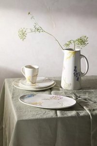 Assiette de service élégante en céramique, motif floral délicat, finition brillante et lisse pour une décoration de table contemporaine raffinée - Product Image 3