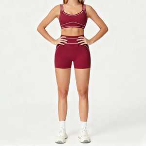 Ensemble de yoga 2 pièces personnalisé pour femme, polyvalent, à rayures et passepoil contrastant, comprenant un short cycliste taille haute et un soutien-gorge de sport rembourré à encolure dégagée, pour la gym - Product Image 1