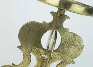 Candelabro de estilo victoriano con elegantes patrones metálicos curvos y diseño central abierto, decorativo y vintage para mesa. - Product Image 3