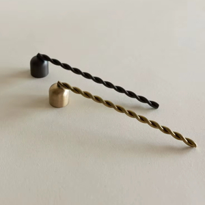 Apagavelas de metal resistente al óxido, herramienta para el cuidado de velas para uso diario en aromaterapia en el hogar - Product Image 1