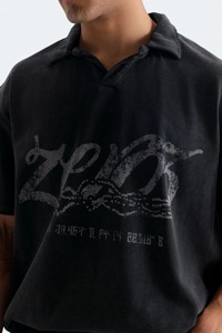 เสื้อยืดผู้ชายสไตล์วินเทจทรงโอเวอร์ไซส์ ผ้าฝ้าย 100% สำหรับฤดูใบไม้ผลิและฤดูร้อน ดีไซน์ใหม่ สไตล์ลำลอง ผ้าเจอร์ซีย์ย้อมสีพื้น น้ำหนัก 220 กรัม พร้อมโลโก้ด้านหน้า - Product Image 5