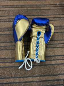 Guantes de Boxeo de Cuero Azul Rey con Detalles Metálicos Dorados, con Cordones, para Entrenamiento Profesional, Sparring, Combate y Golpeo de Saco - Product Image 3