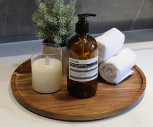 Plateau décoratif rond en bois avec pot de plante, bougie et bouteille en verre, style minimaliste, plateau à apéritifs et charcuterie - Product Image 2