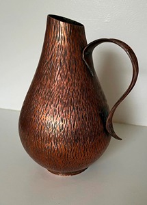 Pichet en métal vintage avec design à texture bois, carafe en fer durable pour usage décoratif - Product Image 4