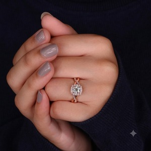 Anillo de compromiso de media eternidad con diamante cultivado en laboratorio de 1.30 quilates, claridad VS1, color E, certificado IGI, banda retorcida de oro blanco de 14K con halo. - Product Image 5