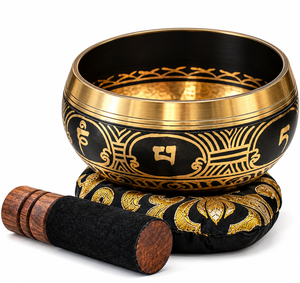 Bol chantant tibétain noir et or avec marteau en bois et coussin brodé, bol sonore artisanal pour la méditation et le yoga - Product Image 2